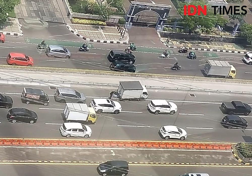 Truk Boks Pecah Ban, Suara Ledakan Bikin Geger di Jalan Gatot Soebroto