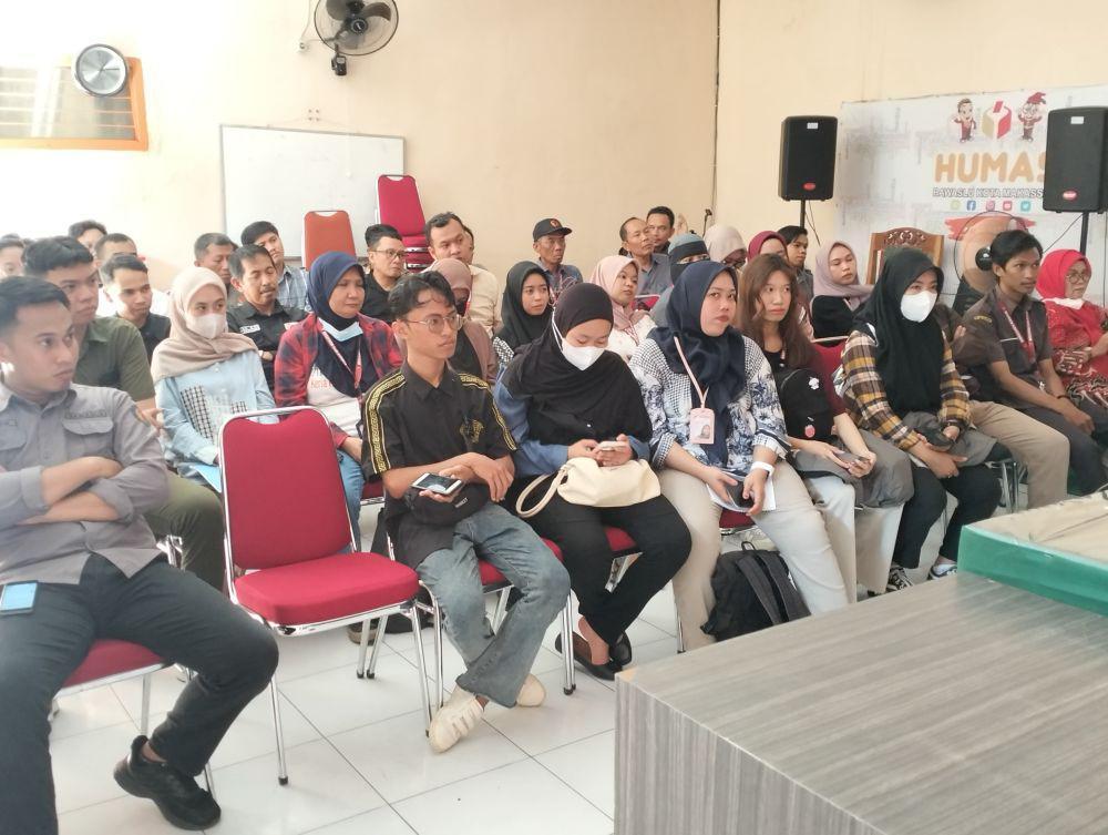 Panitia Pengawas Kecamatan (Panwascam) se-Makassar mengikuti rapat koordinasi di Bawaslu Makassar, Selasa (17/9/2024). (Dok. Istimewa)
