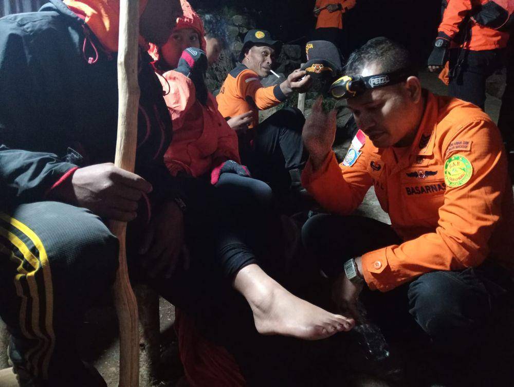 Tim SAR gabungan mengevakuasi seorang pendaki mengalami cedera kaki dari Pos 8 Gunung Bawakaraeng, Rabu (18/9/2024). (Dok. Istimewa)
