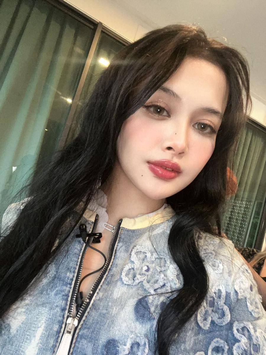 Feni JKT48 (x.com/F_FeniJKT48)
