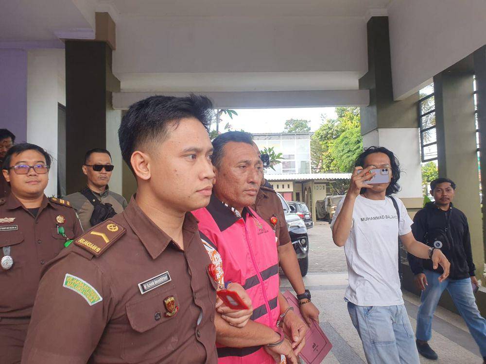 Kades ditahan usai ditetapkan tersangka korupsi dana desa di Tulungagung. IDN Times/ Bramanta Pamungkas