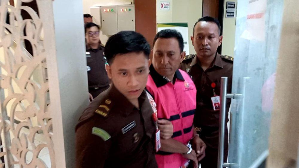 Kades ditahan usai ditetapkan tersangka korupsi dana desa di Tulungagung. IDN Times/ Bramanta Pamungkas
