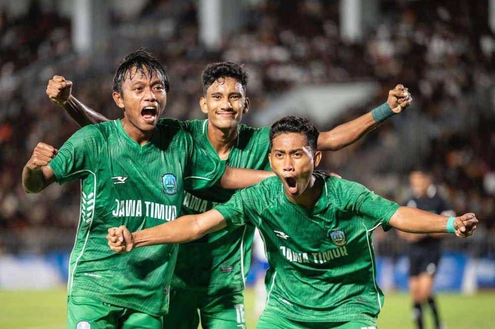 Pesepak bola Jawa Timur Achmad Dwi Firmansyah (kanan) berselebrasi usai mencetak gol ke gawang tim sepak bola Aceh bersama rekan setimnya Qa’qa Zaky (tengah) dan M Aditya Rangga (kiri) pada pertandingan babak semifinal PON XXI Aceh-Sumut 2024 di Stadion Harapan Bangsa, Banda Aceh, Aceh, Senin (16/9/2024). (ANTARA FOTO/Aprillio Akbar/aww)
