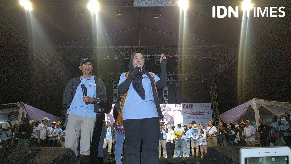 Calon wali kota Bandar Lampung Eva Dwiana bersama calon Gubernur Lampung Rahmat Mirzani Djausal menghadiri deklarasi dukungan Relawan Sedulur Mirzani di PKOR Way Halim, Bandar Lampung, Rabu (18/9/2024) malam. (IDN Times/Muhaimin Abdullah).