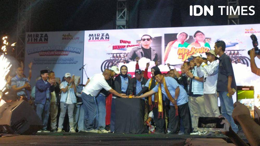 Eva Dwiana bersama calon Wakil Wali Kota, Deddy Amarullah, serta calon Gubernur Lampung Rahmat Mirzani Djausal, dan calon Wakil Gubernur dr. Jihan Nurlela menghadiri deklarasi dukungan Relawan Sedulur Mirzani di PKOR Way Halim, Bandar Lampung, Rabu (18/9/2024) malam. (IDN Times/Muhaimin Abdullah).