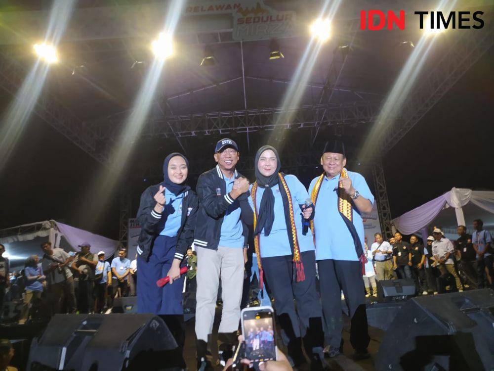 Eva Dwiana bersama calon Wakil Wali Kota, Deddy Amarullah, serta calon Gubernur Lampung Rahmat Mirzani Djausal, dan calon Wakil Gubernur dr. Jihan Nurlela menghadiri deklarasi dukungan Relawan Sedulur Mirzani di PKOR Way Halim, Bandar Lampung, Rabu (18/9/2024) malam. (IDN Times/Muhaimin Abdullah).