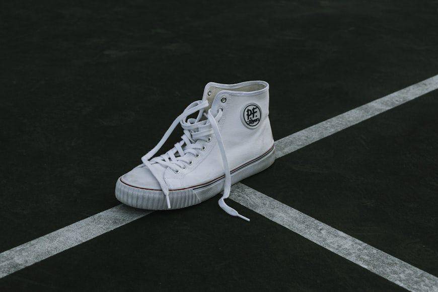 ilustrasi sepatu kanvas (unsplash.com/Patrick Hodskins)