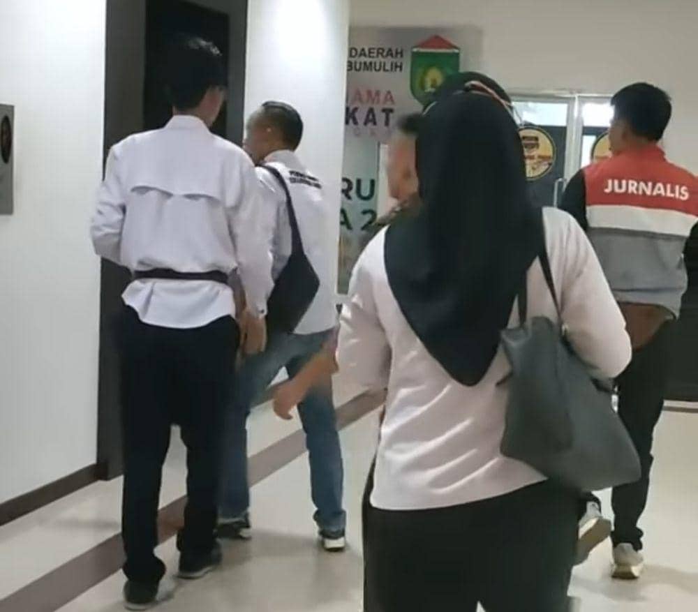Guru di Prabumulih Bantah Selingkuh, Tunjukkan Bukti KDRT