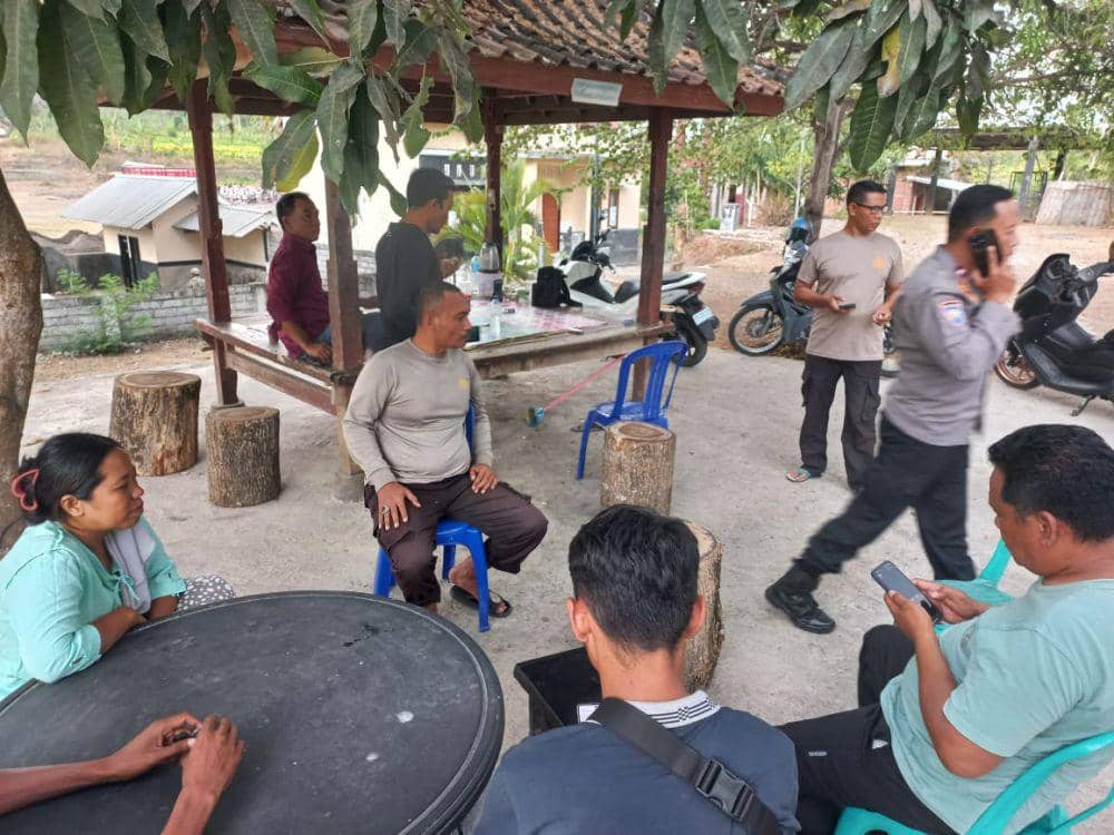 Terduga pelaku saat diamankan polisi di Mapolsek Sakra Timur (Humas Polres Lotim)