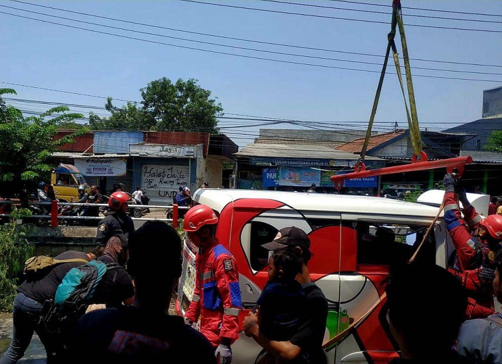 Hindari Sepeda Motor Ugal-ugalan, Wirawiri Suroboyo Tercebur Sungai