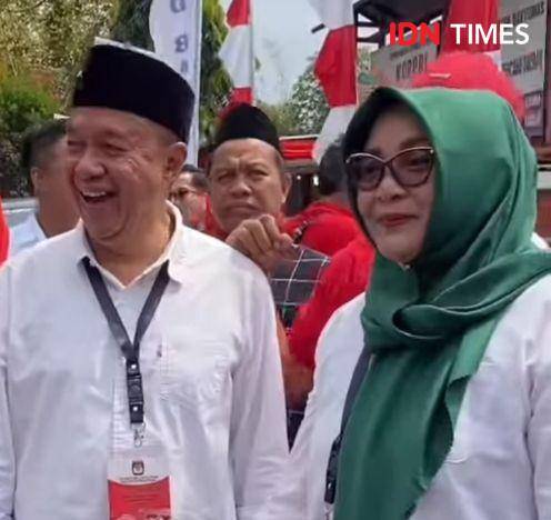 Lintarti bersama cabup sadewo saat pertama kali mendaftarkan pencalonan pilkada 2024.(IIDN Times/Cokie Sutrisno)