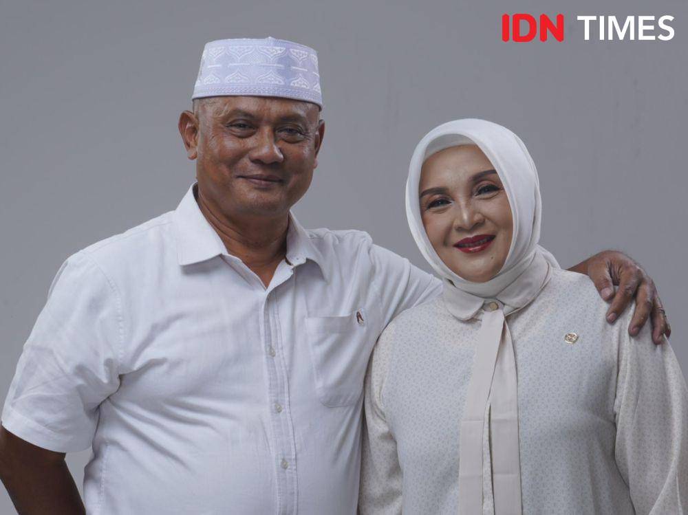 Lintarti saat berfoto bersama dengan imam santoso, sang suami yang setia mensupport dari balik layar. (IDN Times/Dok. Lintarti)
