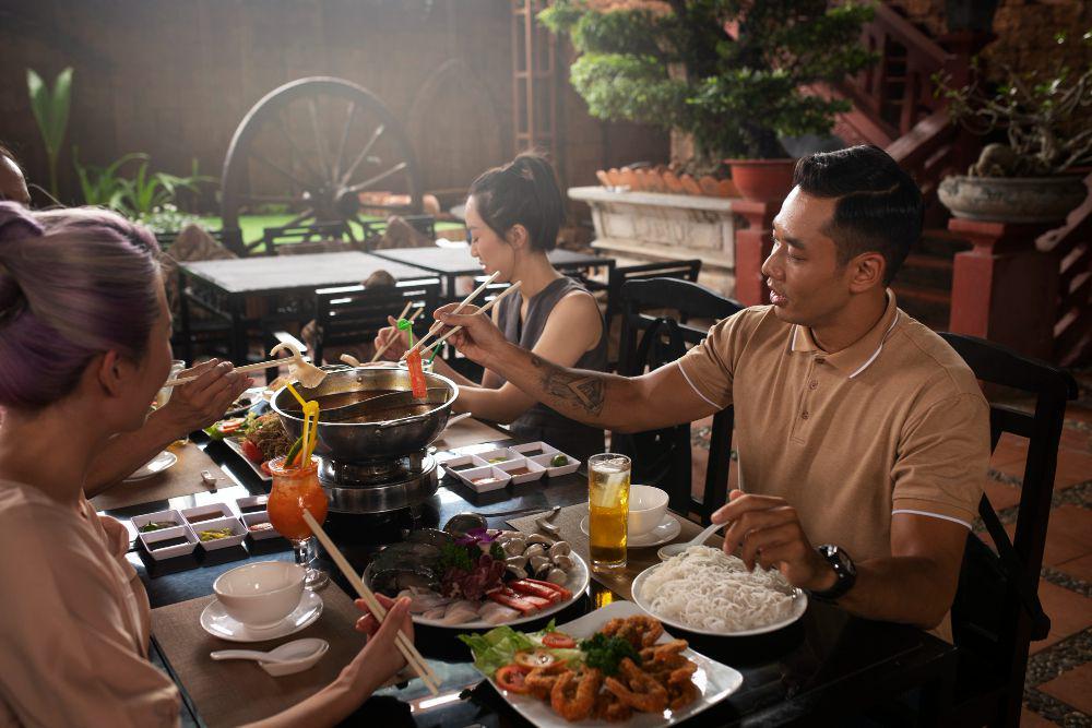 ilustrasi pengunjung restoran (freepik.com/freepik)