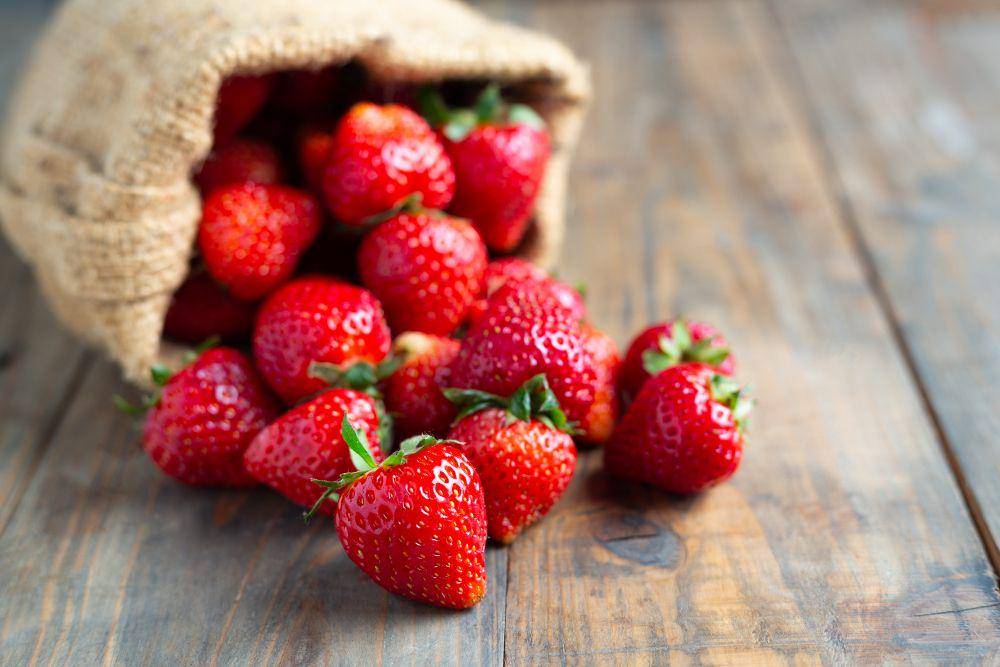 ilustrasi strawberry segar (freepik.com/jcomp)