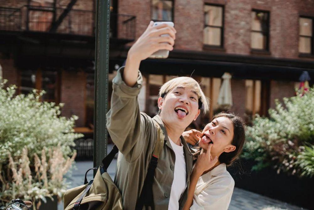 5 Alasan Cowok Jarang Posting Foto Pacar di Medsos, Mengapa?