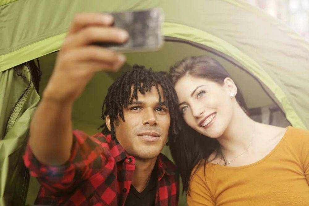 ilustrasi foto bareng pacar (pexels.com/ Andrea Piacquadio)
