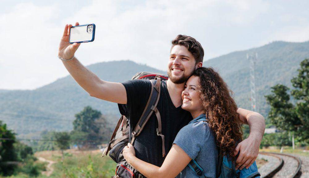 ilustrasi foto bareng pacar (pexels.com/Vanessa Garcia)
