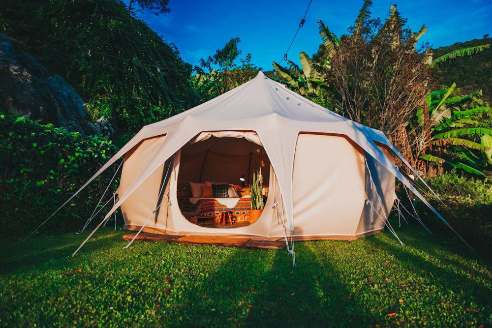 ilustrasi glamping (pexels.com/Matheus Bertelli)