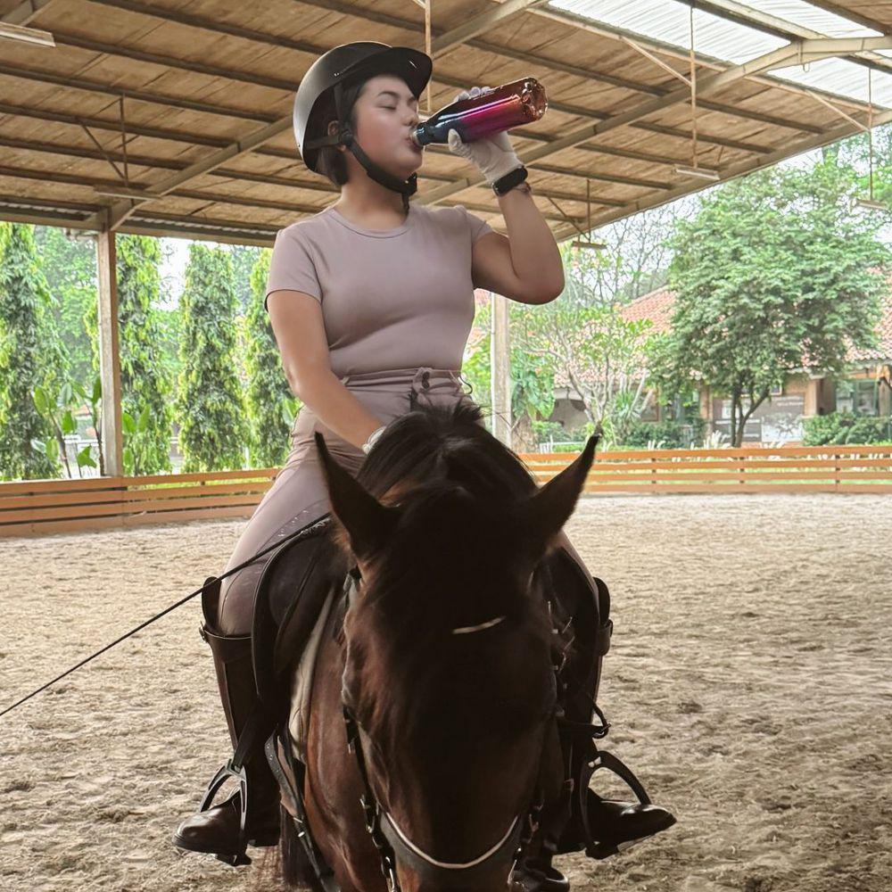 potret Mytha Lestari berkuda (instagram.com/mytha_lestari)