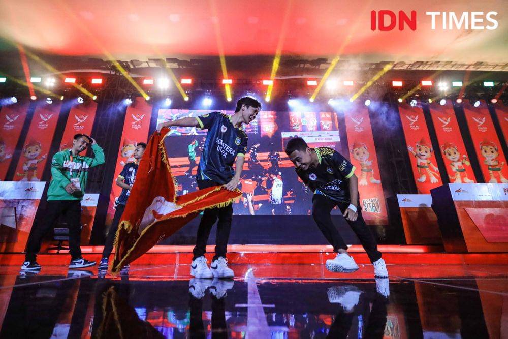 Tim Esports Sumatra Utara melakukan selebrasi setelah  menumbangkan Bali dalam laga Grand Final Mobile Legend Pekan Olahraga Nasional (PON) 2024, Rabu (18/9/2024) malam. (IDN Times/Prayugo Utomo)