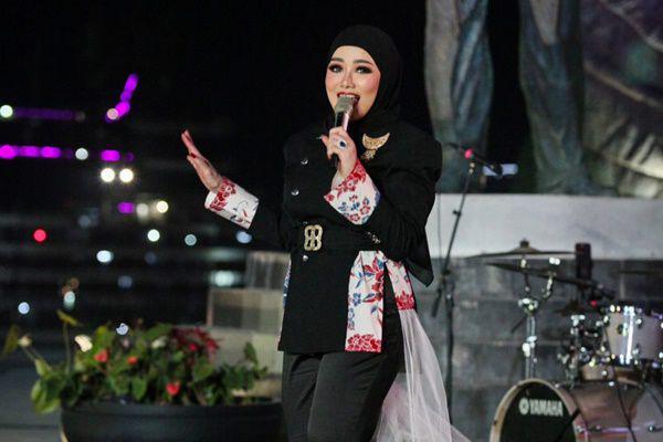 7 Potret Reza Artamevia Manggung di IKN, Penampilannya Memukau