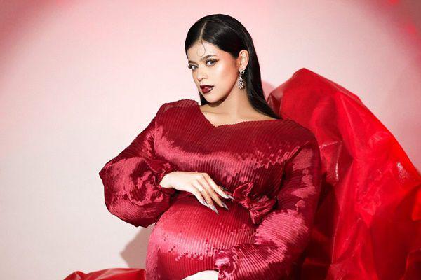 7 Pemotretan Maternity Terbaru Jharna Bhagwani, Serba Merah