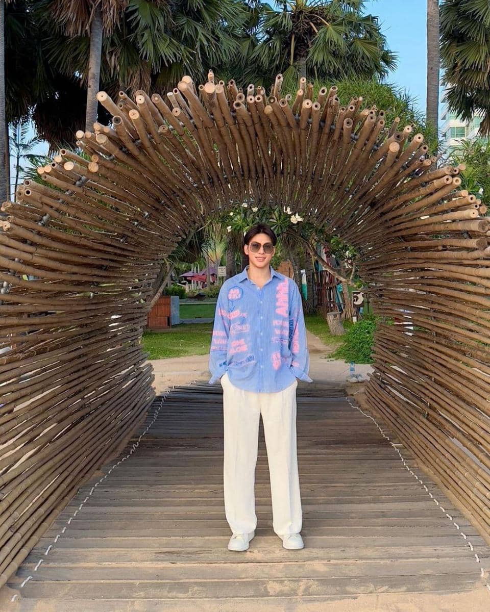 outfit liburan ke pantai ala Frame Ritchanon (instagram.com/frame_ritchanon)
