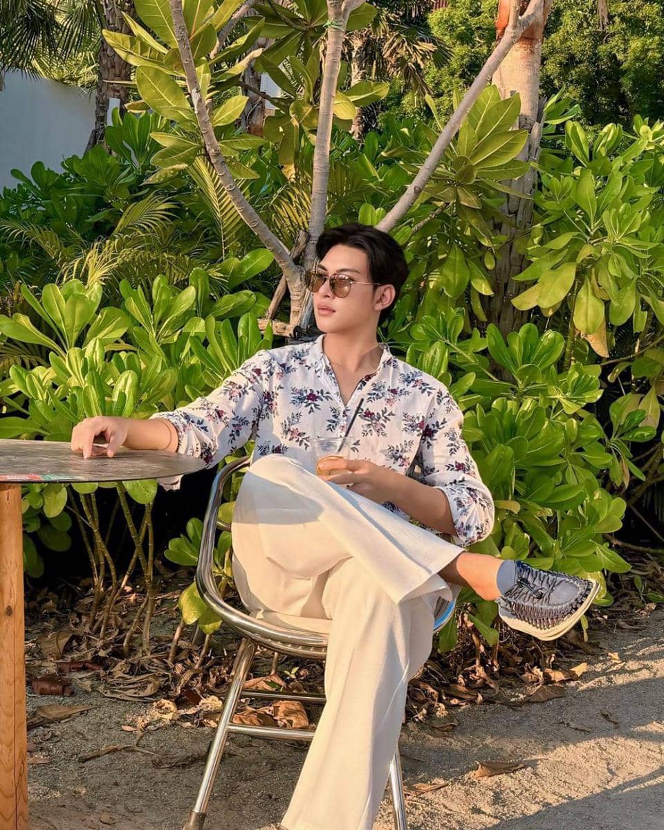 outfit liburan ke pantai ala Frame Ritchanon (instagram.com/frame_ritchanon)