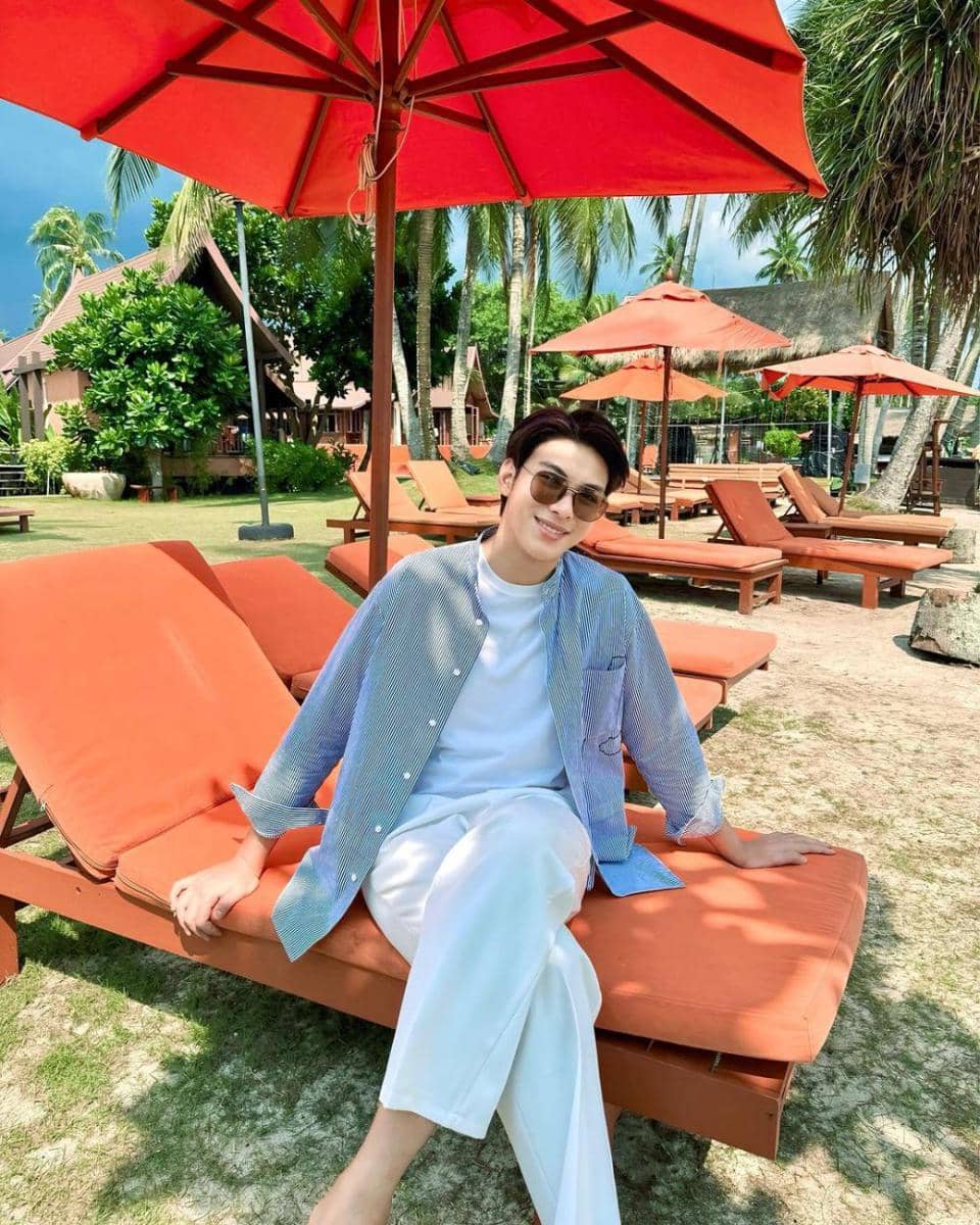 outfit liburan ke pantai ala Frame Ritchanon (instagram.com/frame_ritchanon)