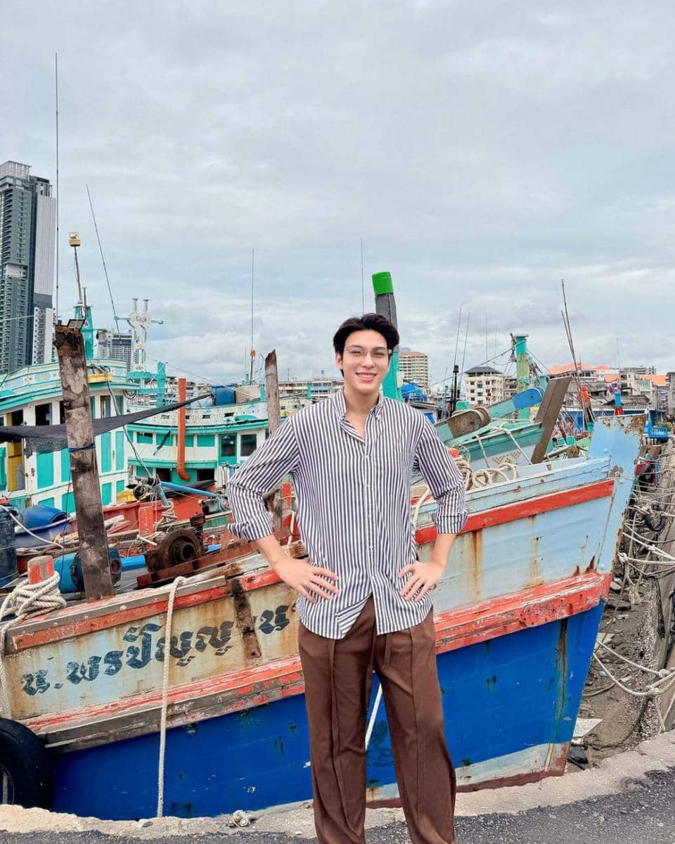 outfit liburan ke pantai ala Frame Ritchanon (instagram.com/frame_ritchanon)