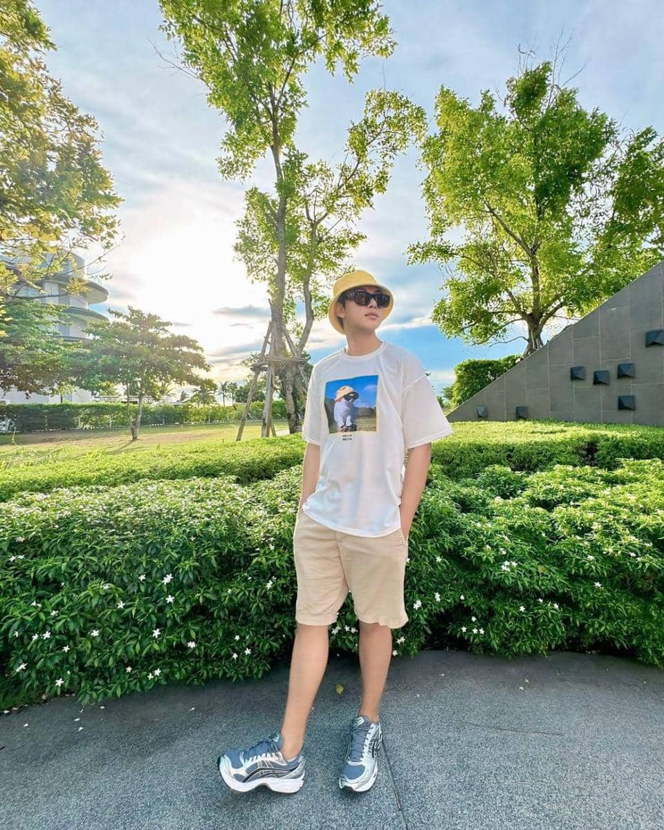 outfit liburan ke pantai ala Frame Ritchanon (instagram.com/frame_ritchanon)