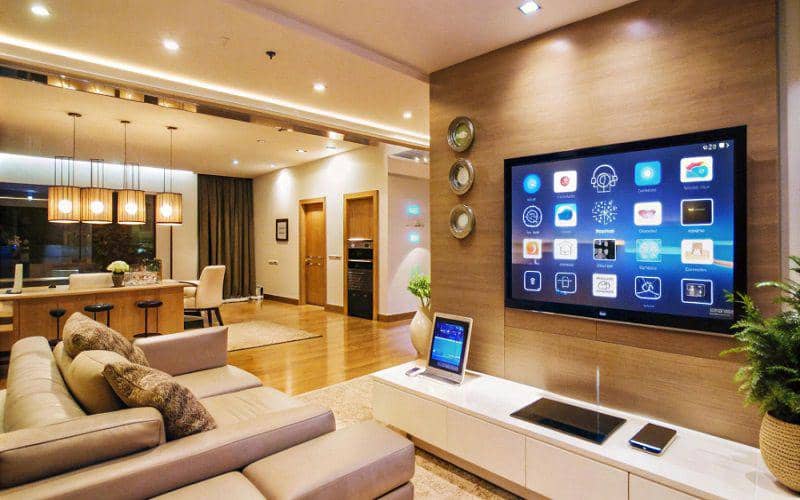 ilustrasi penggunaan gadget canggih dalam teknologi rumah pintar (freepik/wahyu_t)