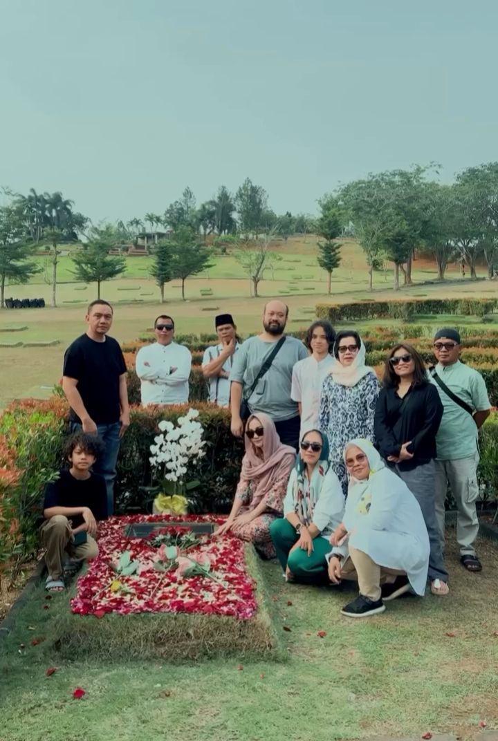 8 Potret BCL dan Keluarga Ziarah ke Makam Ashraf di Momen Ulang Tahun