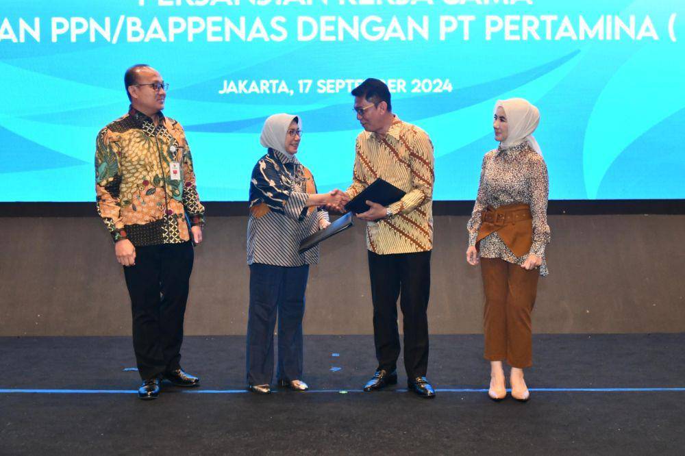 Direktur Utama Pertamina Nicke Widyawati bersama Direktur Sumber Daya Energi Mineral dan Pertambangan Kementerian PPN/Bappenas Nizhar Marizi, Direktur SPPU Pertamina A. Salyadi Saputra dan Deputi Bidang Kemaritiman dan Sumber Daya Alam Kementerian PPN Bappenas Vivi Yulaswati seusai penandatanganan kerja sama “Kolaborasi Perencanaan Transisi Energi Nasional dan Kewilayahan untuk Memastikan Ketahanan Energi" di Jakarta, Selasa (17/9). (dok. Pertamina)
