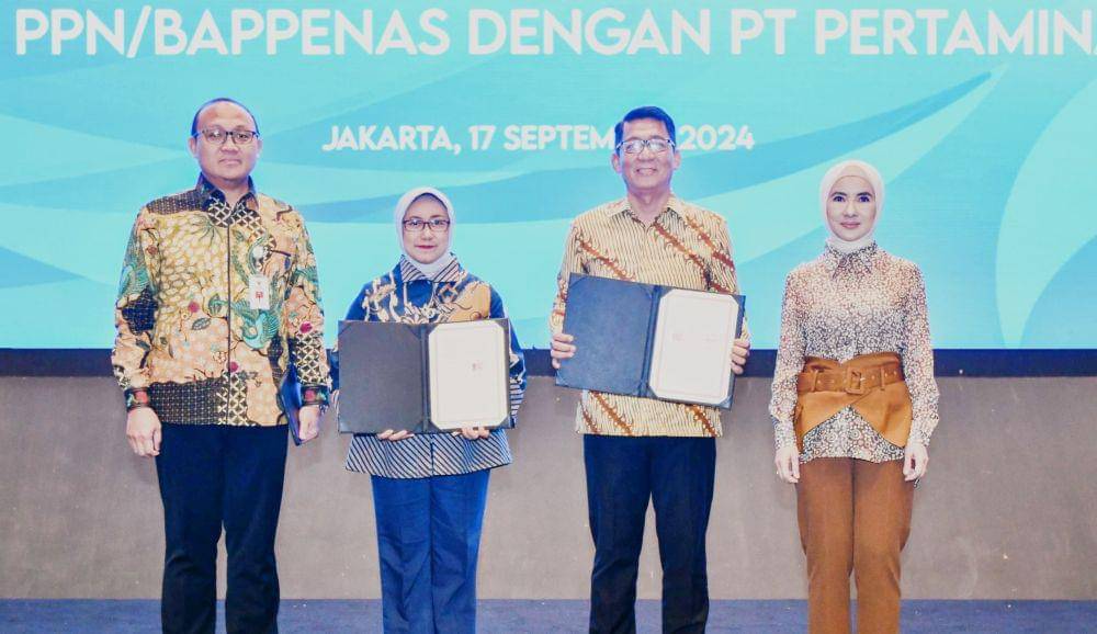 Direktur Utama Pertamina Nicke Widyawati bersama Direktur Sumber Daya Energi Mineral dan Pertambangan Kementerian PPN/Bappenas Nizhar Marizi, Direktur SPPU Pertamina A. Salyadi Saputra dan Deputi Bidang Kemaritiman dan Sumber Daya Alam Kementerian PPN Bappenas Vivi Yulaswati seusai penandatanganan kerja sama “Kolaborasi Perencanaan Transisi Energi Nasional dan Kewilayahan untuk Memastikan Ketahanan Energi" di Jakarta, Selasa (17/9). (dok. Pertamina)