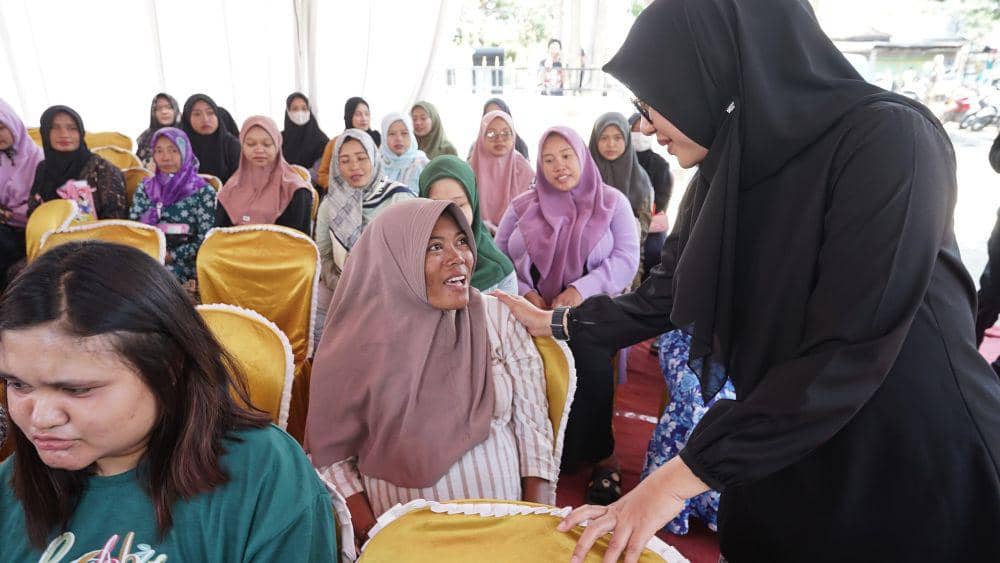 Bupati Banyuwangi Ipuk Fiestiandani kembali melaksanakan program Bunga Desa (Bupati Ngantor di Desa), Kamis (19/9/2024). Kali ini Ipuk ngantor di tiga desa di Kecamatan Wongsorejo, yakni Desa Sidodadi, Bajulmati, dan Bangsring. (Dok. Pemkab Banyuwangi)