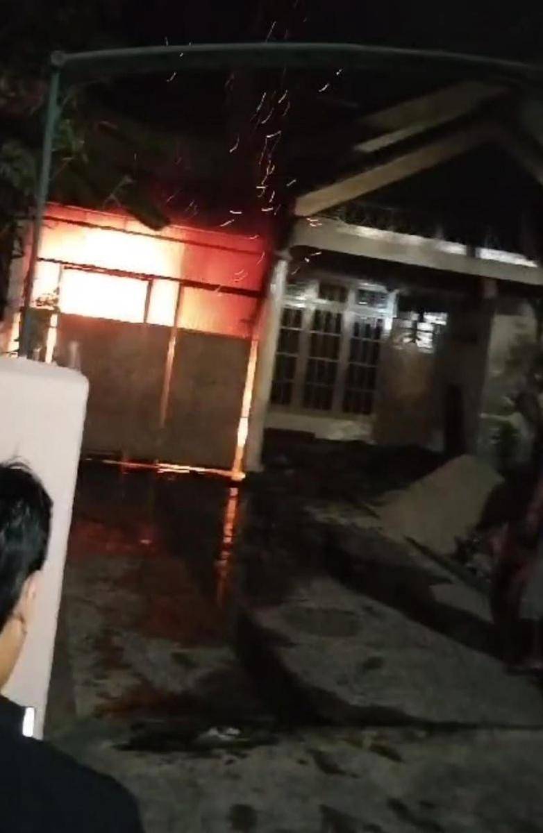 Garasi di rumah kosong yang terbakar di Bandar Lampung. (IDN Times/Istimewa)