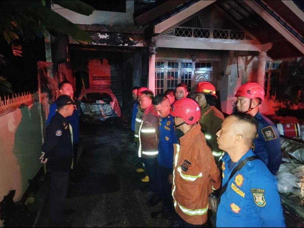 Petugas pemadam kebakaran Bandar Lampung yang bertugas. (IDN Times/Istimewa)