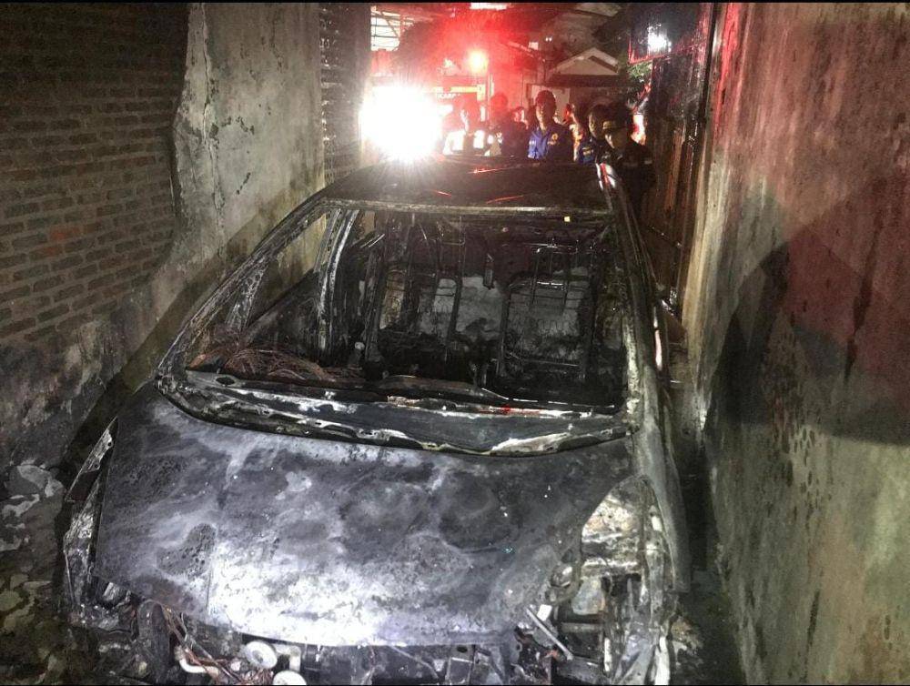 Garasi dan mobil yang terbakar di Bandar Lampung. (IDN Times/Istimewa)
