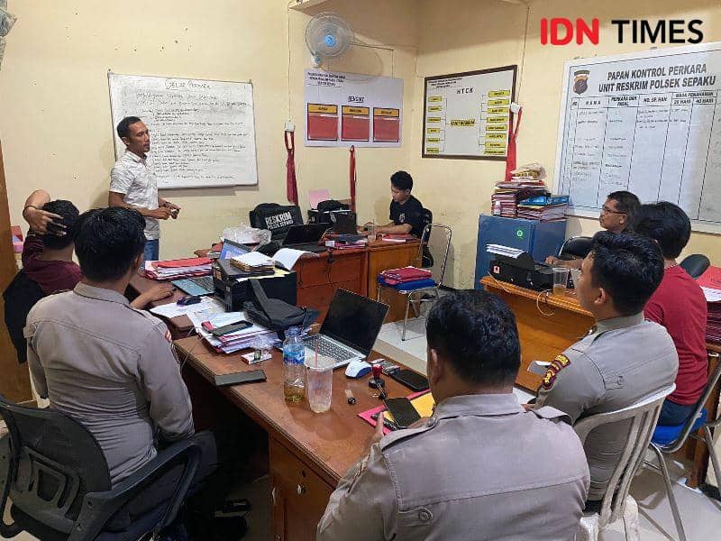Kapolsek Sepaku, Iptu Syarifuddin beserta anggota Unit Reskrim melakukan rapat sebelum menangkap tersangka AR dan DS (IDN Times/Ervan)