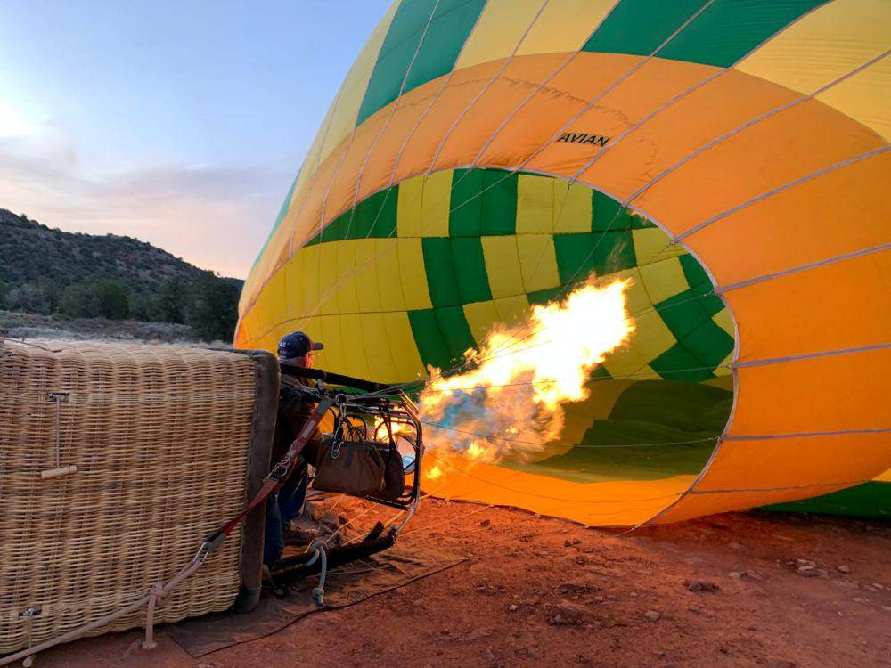 potret proses menerbangkan balon udara (pexels.com/dana sharon)