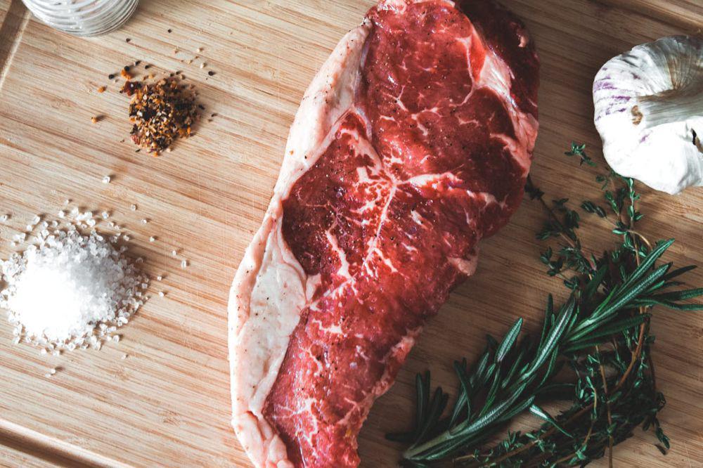 ilustrasi daging sapi dan bumbu (pexels.com/javon-swaby)