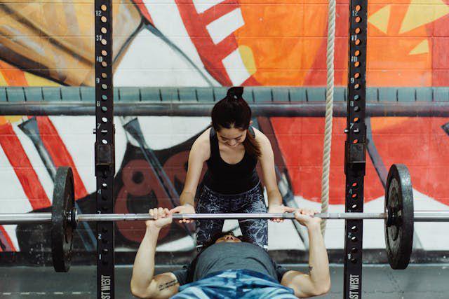 ilustrasi latihan bench press (pexels.com/Ketut Subiyanto)