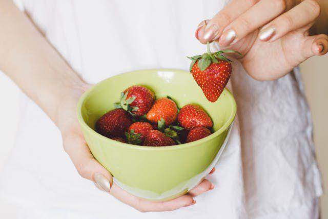 ilustrasi batang strawberry (pexels.com/Kristina Paukshtite)