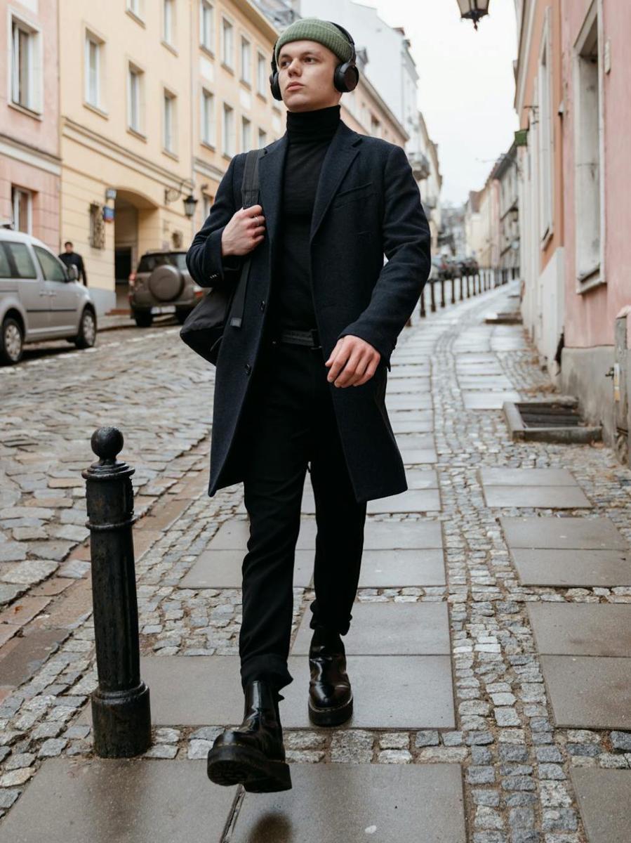 mix and match turtleneck (pexels.com/MART PRODUCTION)