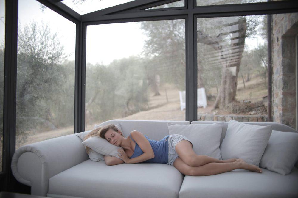 8 Tips Nyaman Tidur di Sofa, Solusi Praktis Rumah Minim Kamar