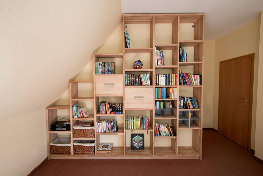 ilustrasi perpustakaan mini di ruang bawah tangga (unsplash.com/Pickawood)