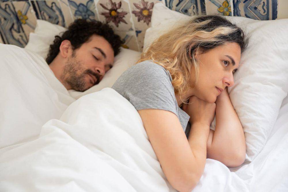 ilustrasi pasangan tidur (pexels.com/Kampus Production)