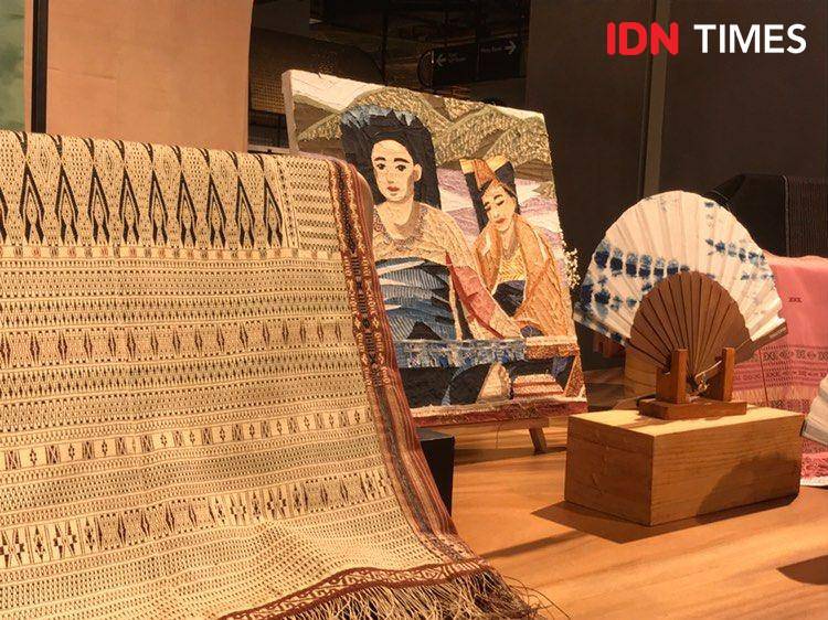 Contoh kain Tobatenun di Sarinah yang dibuka hingga akhir bulan. 17 September 2024. (IDN Times/Hani Safanja)