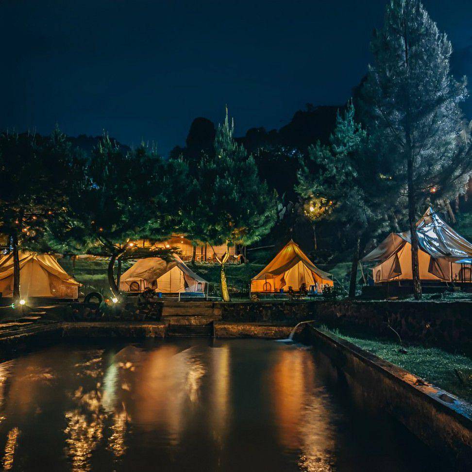 Potret suasana malam hari di Forrester Glamping Co. Bogor (instagram.com/forresterglamping)